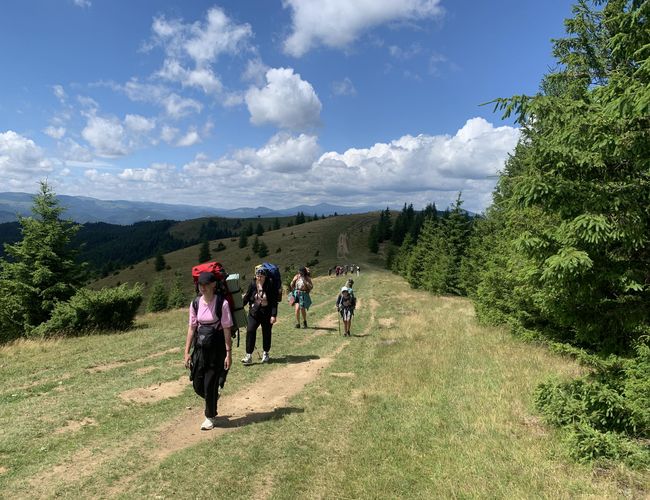Peaceful holidays: children from frontline areas head to the mountains