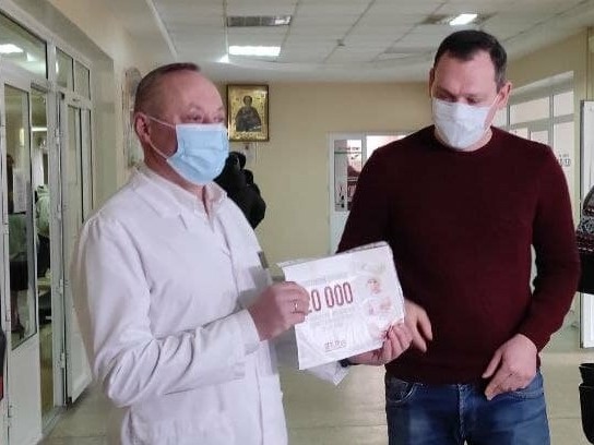 Мечта спасает: Запорожские волонтеры передали собранные во время акции средства областной детской больнице
