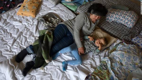 Валентина, 58 лет, с внуком Андреем. Она надеется, что российские матери услышат о том, что их солдаты делают с украинскими женщинами
