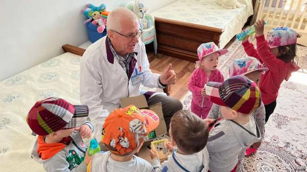 Anatoly Romanov together with pupils of the Kramatorsk children's home